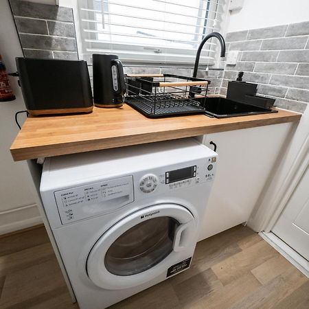 Appartement Seaside Retreat: Luxury 1-Bed, Free Parking à Portsmouth Extérieur photo
